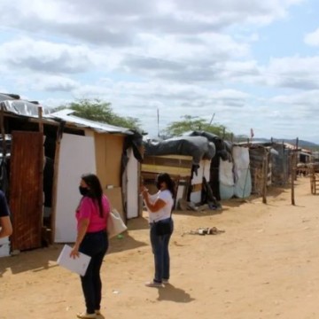 Famílias que estavam na ocupação próxima à Feira de Gado recebem assistência da prefeitura em Santa Cruz do Capibaribe