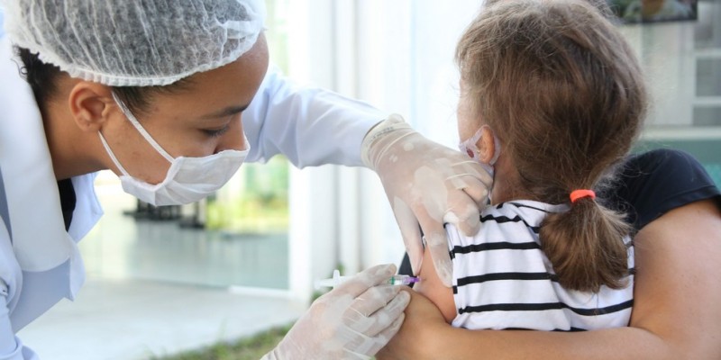 O objetivo é incentivar pais e responsáveis a levarem as crianças e adolescentes aos postos de saúde para que um profissional analise a situação vacinal e, se necessário, aplique as doses em falta