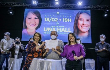 Raquel Lyra filia ex-prefeita do PSB, Débora Almeida, num grande ato em São Bento do Una
