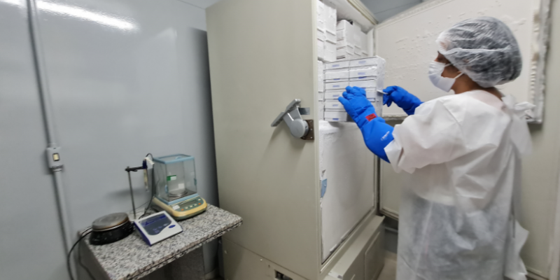 Até fevereiro, a universidade colocara à disposição oito ultrafreezers e dez câmaras frias, com capacidade de receber cerca de um milhão de doses de vacina