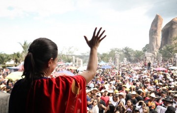Governadora Raquel Lyra participa da Cavalgada à Pedra do Reino