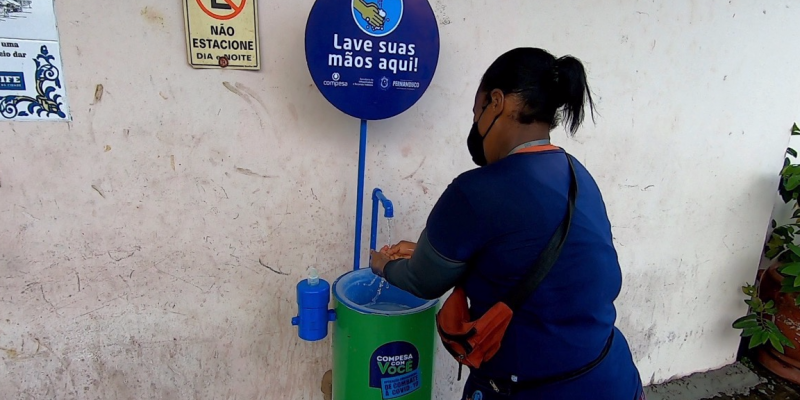 Companhia está realizando a entrega de 800 caixas d’água que estão sendo distribuídas gratuitamente nas áreas com maior incidência de casos da Covid-19 da RMR