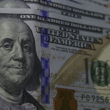 Dólar inicia semana em forte queda e fecha a R$ 4,64
