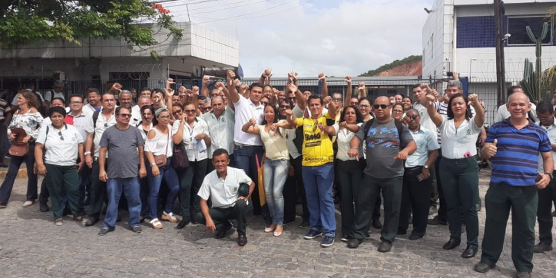 Os profissionais se concentraram em frente à garagem de ônibus da empresa Transcol, no bairro da Guabiraba, zona norte do Recife