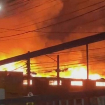 Incêndio atinge supermercado em Piedade na madrugada desta segunda 