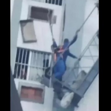 Polícia investiga queda de andaime que deixou dois trabalhadores pendurados em fachada de prédio
