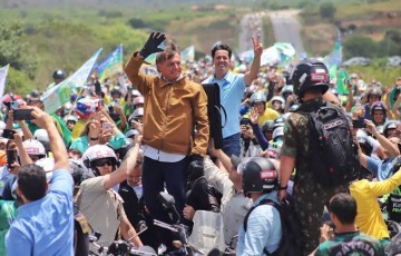 Bolsonaro desembarca em Petrolina para realizar motociata 