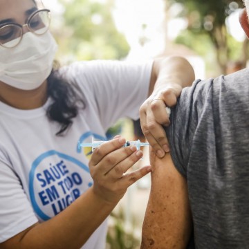Trabalhadores da saúde começam a ser vacinados contra a gripe 