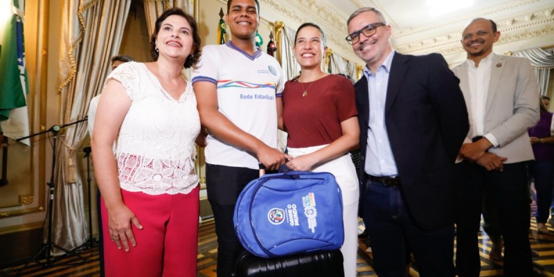 Raquel Lyra entrega kits de viagem a 200 estudantes que embarcarão para o Chile na retomada do Programa Ganhe o Mundo
