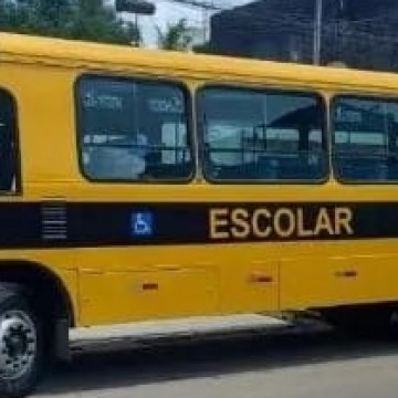 Prefeitura de Chã de Alegria entrega dois ônibus 0km a população