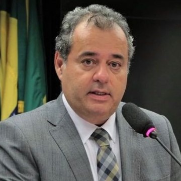 Danilo Cabral pede suspensão de privatização da Eletrobras