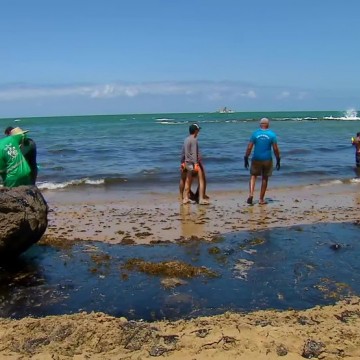 Fragmentos de petróleo cru ainda são encontrados na praia de Itapuama 