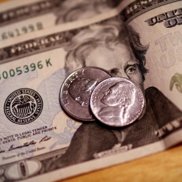 Dólar cai após cinco altas seguidas e fecha abaixo de R$ 5,60