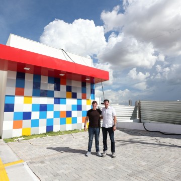 Simão Durando e Miguel Coelho vistoriam últimos detalhes das obras do Hospital Municipal de Petrolina