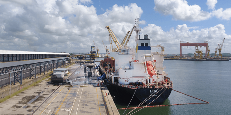 O desembarque da primeira carga importada de coque verde de petróleo pelo porto marca a retomada das operações do terminal