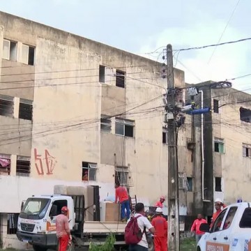 Após estalos em prédio condenado, famílias são retiradas de imóvel em Olinda
