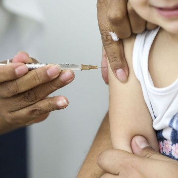 Vacina BCG não protege profissional de saúde de covid-19, diz estudo