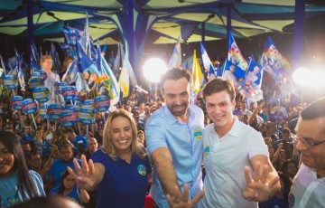 Miguel inaugura comitê de campanha no Recife com grande festa