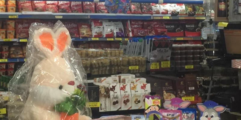 Muitas lojas e supermercados da cidade já começaram a expor os ovos de chocolate nas gôndolas