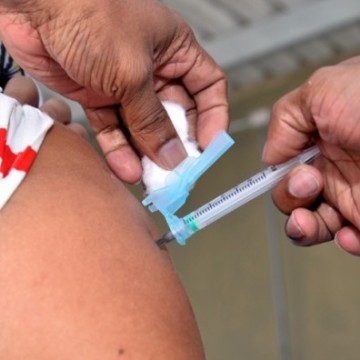 Com baixa adesão vacinal, Pernambuco convoca população para atualização das carteiras de vacinação de crianças e adolescentes