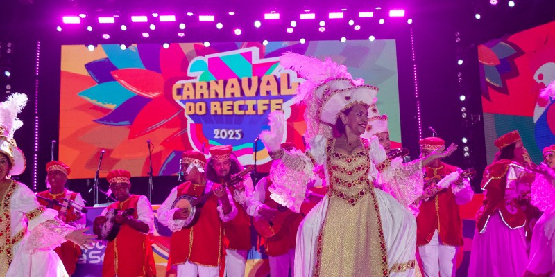 A segunda-feira de carnaval do Recife é sempre dedicada ao tradicional encontro das agremiações
