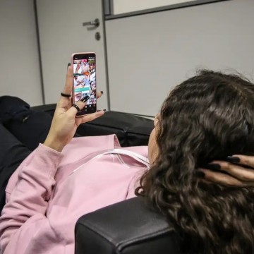 Governo lançará guia para uso consciente de telas por adolescentes