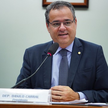 Danilo Cabral reassume seu mandato na Câmara Federal