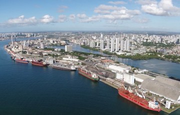 Em operação inédita, Porto do Recife vai exportar álcool etílico para a África