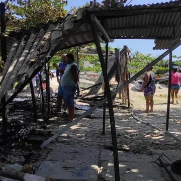 Incêndio atinge colônia de pescadores no bairro do Janga, em Paulista