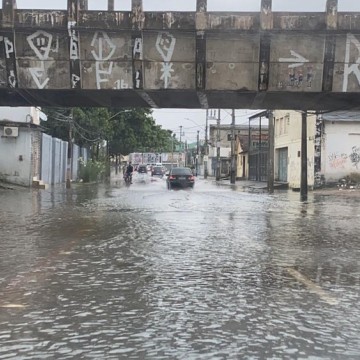  Chuvas fortes voltam a atingir a região metropolitana do Recife e causam transtornos