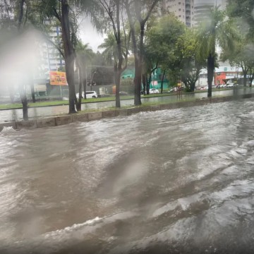 Chuva provoca alagamentos no Grande Recife