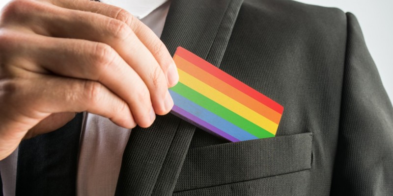  Infelizmente, o público LGBTQUIA+ ainda sofre com discriminações em vários aspectos da sociedade, principalmente no mercado de trabalho