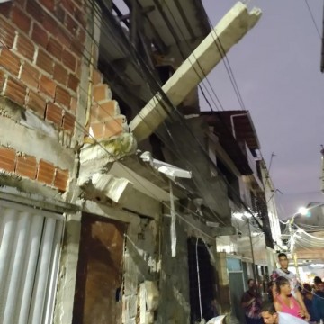 Acidente com marquise de concreto deixa homem morto no Recife