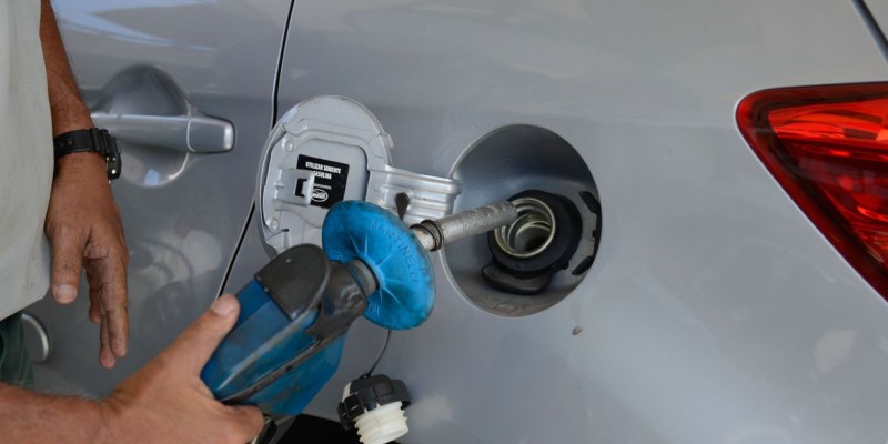 Gasolina ficou 8,8% mais cara; o diesel, 5,2%