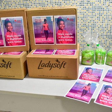 Prefeitura entrega absorventes higiênicos para alunas da rede municipal