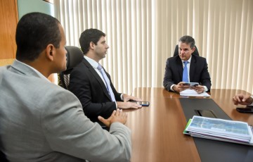  Rodrigo Farias se reúne com os ministros André de Paula e Milton Coelho em Brasília 