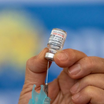 Governo amplia vacina bivalente para todos acima de 18 anos