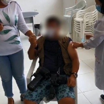 MPPE propõe ação civil por improbidade administrativa contra secretária de Saúde e fotógrafo que furaram fila da vacinação em Jupi