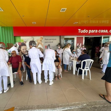 Campanha de vacinação acontece no Home Center Ferreira Costa, em Caruaru
