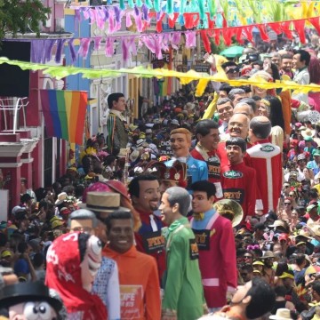 Desfile dos Bonecos Gigantes ganha as ladeiras de Olinda na terça-feira de Carnava