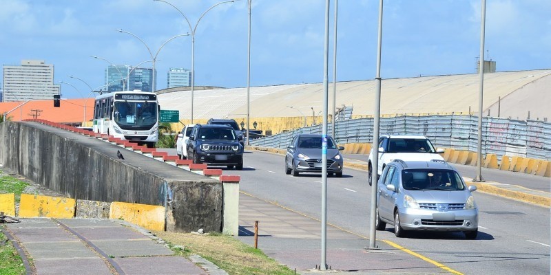 Agentes da CTTU estão no local para orientar os motoristas que chegam da Zona Sul ou do Centro do Recife