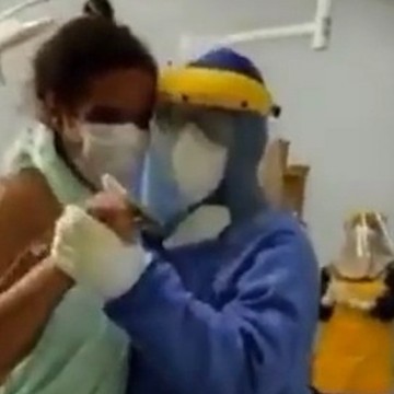 Médico dança com paciente curada da Covid-19 e viraliza na internet 