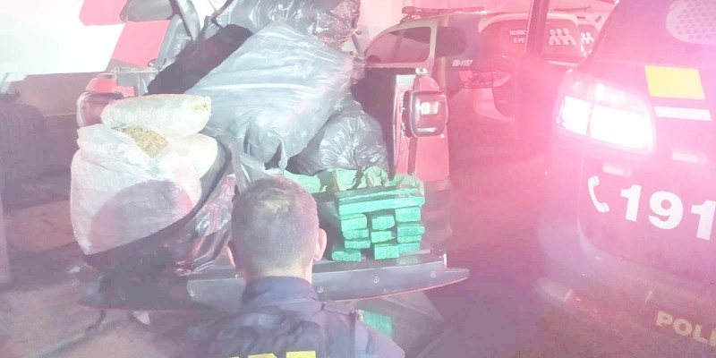 Os agentes encontraram a droga escondida em sacos de lixo no porta-malas de uma caminhonete