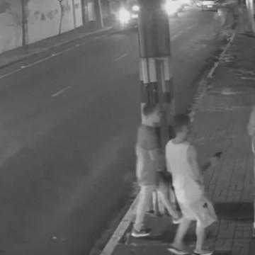 Câmeras de segurança flagram dupla assaltando entregador de aplicativo na Zona Norte do Recife