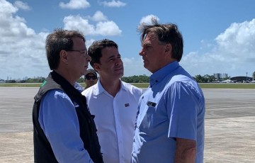 Bolsonaro aterrissa no Recife e é recebido por Anderson Ferreira e Gilson Machado