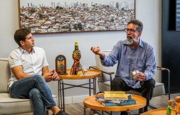 Prefeito João Campos anuncia exposição imersiva do Luzzco em homenagem a Ariano Suassuna, no Recife
