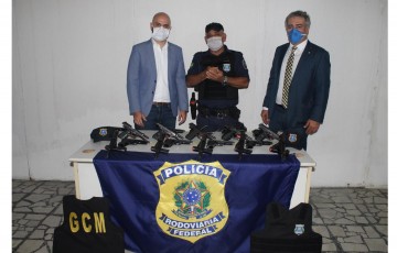 Prefeitura do Ipojuca recebe doação de 120 armas da PRF para a Guarda Municipal