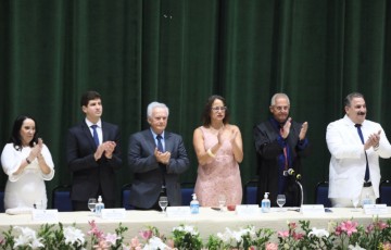 Governador falta diplomação e Teresa Leitão recebe vaias