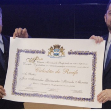 Alexandre Mirinda recebe o título de Cidadão Recifense na Câmara Municipal do Recife 