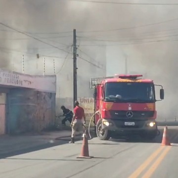 Incêndio atinge fábrica de toldos em Olinda 